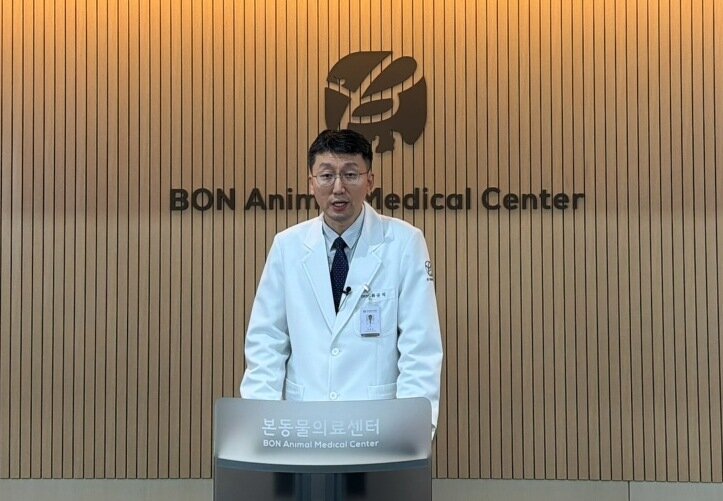본문 이미지 - 최규석 본동물의료센터 원장이 증례 발표를 하고 있다(본동물의료센터 제공). ⓒ 뉴스1