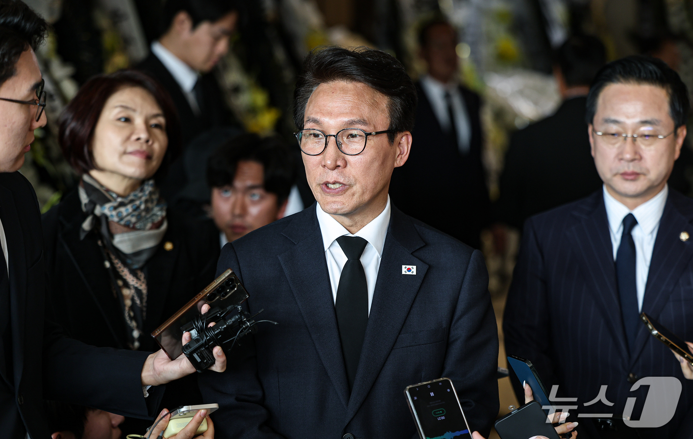 (서울=뉴스1) 김도우 기자 = 김민석 더불어민주당 대표가 30일 서울 송파구 서울아산병원 장례식장에 마련된 고(故) 최불암의 빈소에 조문을 마치고 취재진 질문에 답하고 있다. 2 …