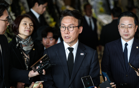 취재진 질문에 답하는 김민석 당대표