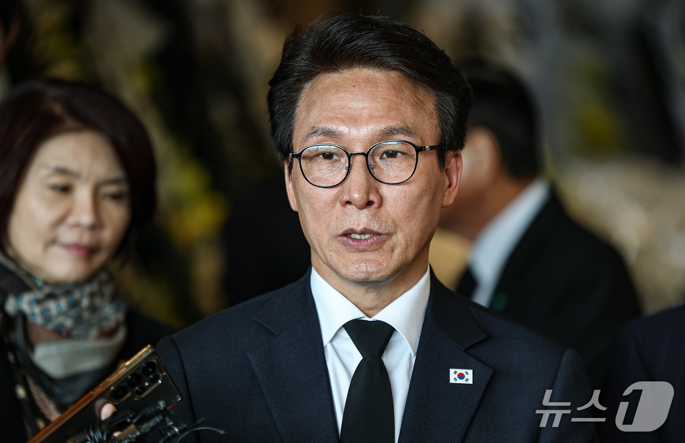 (서울=뉴스1) 김도우 기자 = 김민석 더불어민주당 대표가 30일 서울 송파구 서울아산병원 장례식장에 마련된 고(故) 최불암의 빈소에 조문을 마치고 취재진 질문에 답하고 있다. 2 …