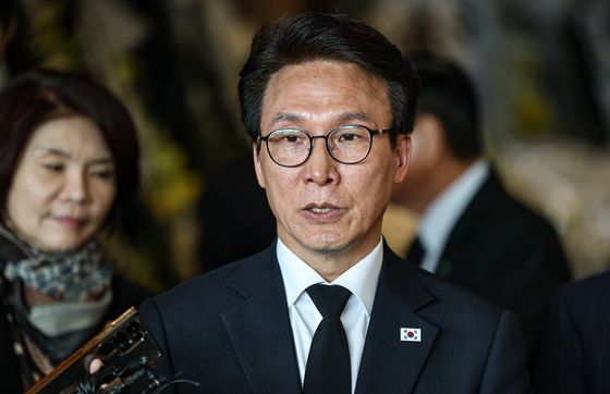 취재진 질문에 답하는 김민석 당대표