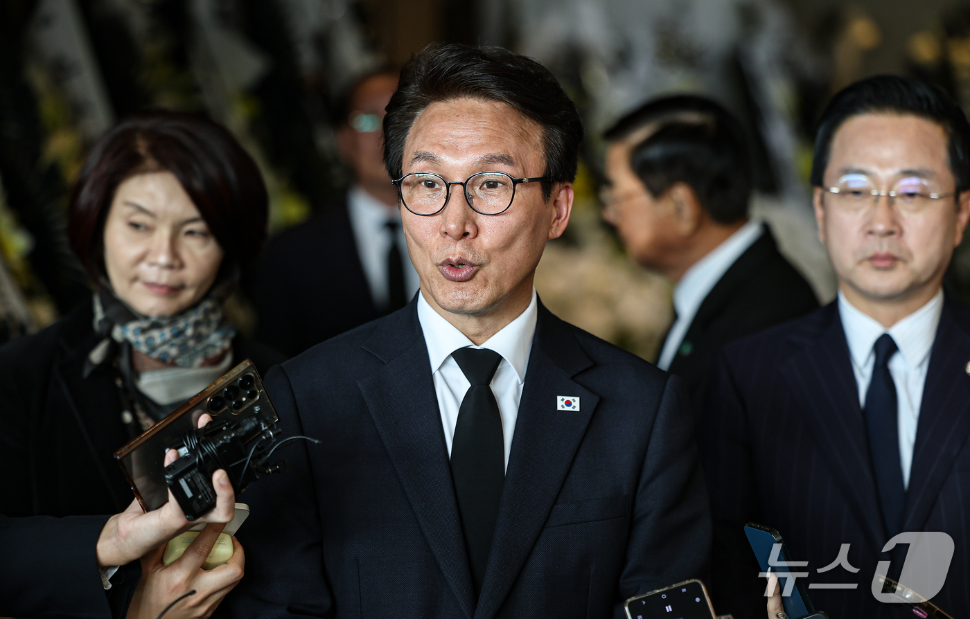 (서울=뉴스1) 김도우 기자 = 김민석 더불어민주당 대표가 30일 서울 송파구 서울아산병원 장례식장에 마련된 고(故) 최불암의 빈소에 조문을 마치고 취재진 질문에 답하고 있다. 2 …