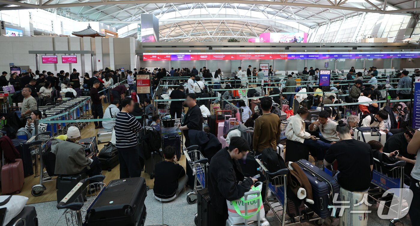 본문 이미지 - 인천국제공항 항공사 네트워크에서 일부 장애가 발생해 출국 수속 절차에 차질이 빚어진 30일 오후 인천국제공항 제1여객터미널 체크인 카운터에서 탑승객들이 출국 수속을 위해 대기하고 있다. 2026.10.30 ⓒ 뉴스1 권현진 기자