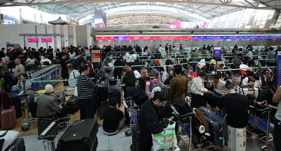 인천공항 네트워크 장애로 발 묶인 여행객들
