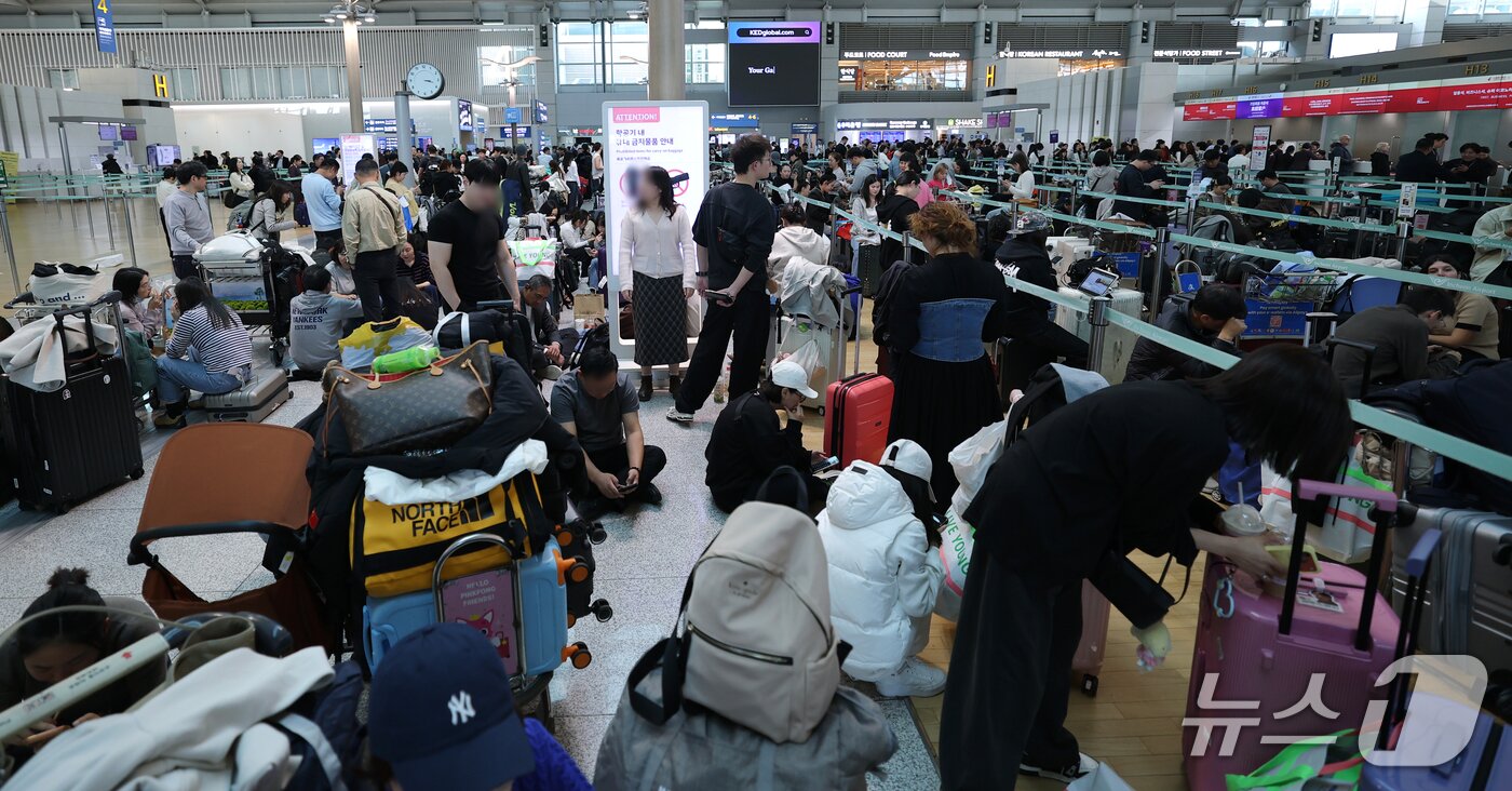 본문 이미지 - 인천국제공항 항공사 네트워크에서 일부 장애가 발생해 출국 수속 절차에 차질이 빚어진 30일 오후 인천국제공항 제1여객터미널 체크인 카운터에서 탑승객들이 출국 수속을 위해 대기하고 있다. 2026.10.30 ⓒ 뉴스1 권현진 기자