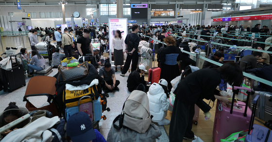 인천공항 네트워크 장애로 발 묶인 여행객들