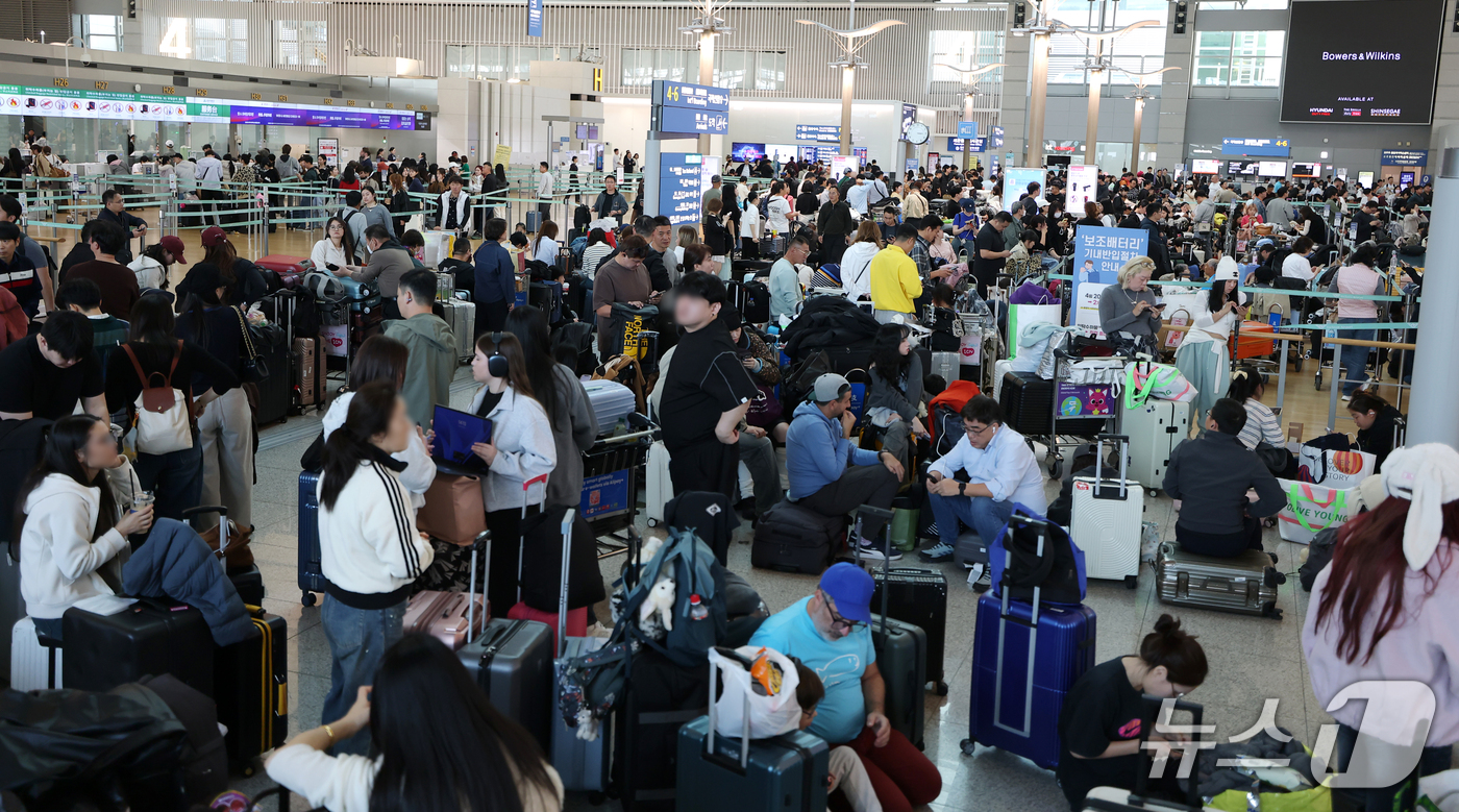 (인천공항=뉴스1) 권현진 기자 = 인천국제공항 항공사 네트워크에서 일부 장애가 발생해 출국 수속 절차에 차질이 빚어진 30일 오후 인천국제공항 제1여객터미널 체크인 카운터에서 탑 …