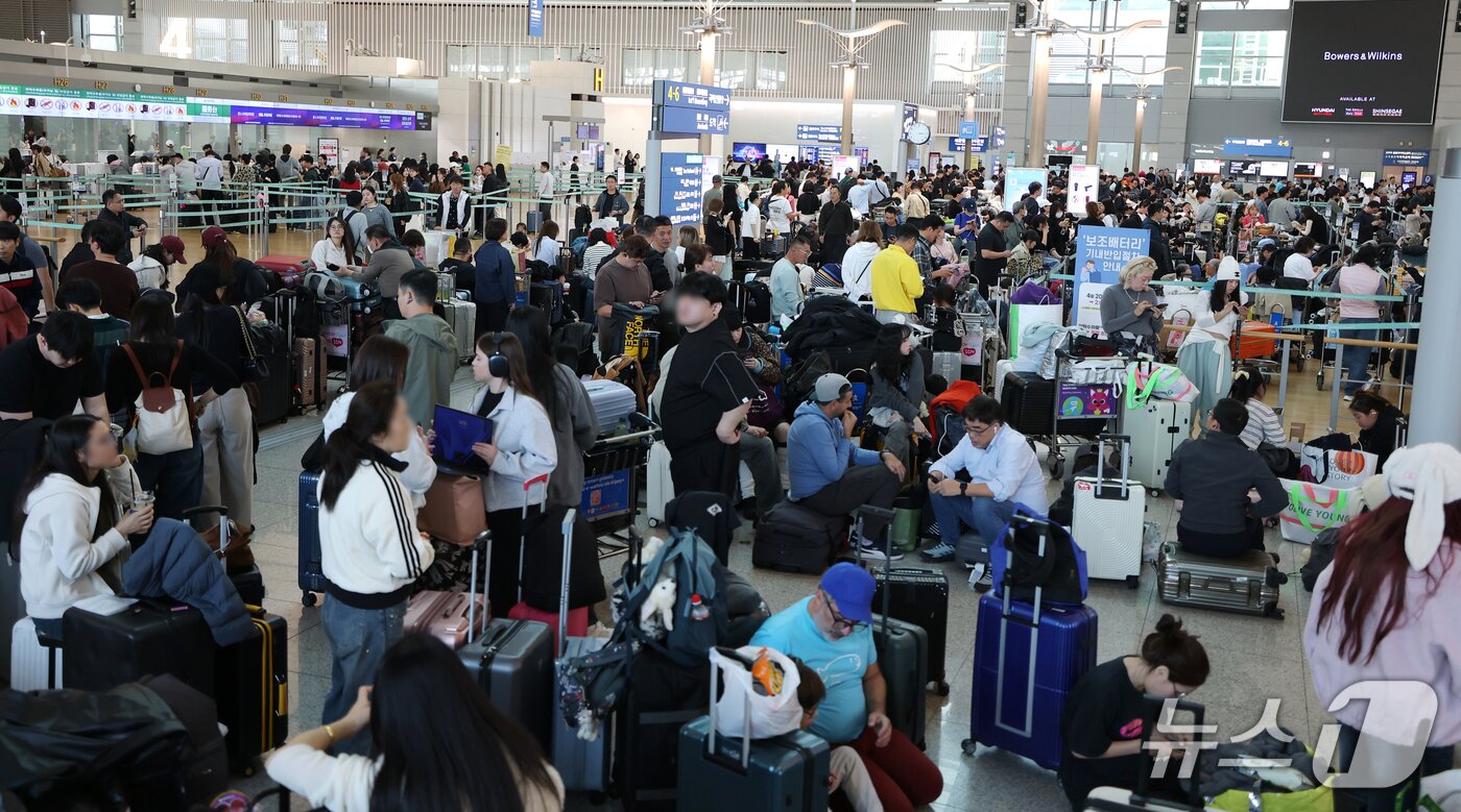 본문 이미지 - 인천국제공항 항공사 네트워크에서 일부 장애가 발생해 출국 수속 절차에 차질이 빚어진 30일 오후 인천국제공항 제1여객터미널 체크인 카운터에서 탑승객들이 출국 수속을 위해 대기하고 있다. 2026.10.30 ⓒ 뉴스1 권현진 기자