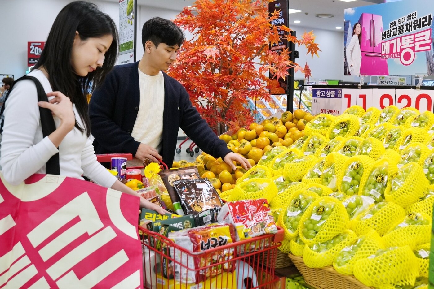 본문 이미지 - 서울시 중구에 위치한 롯데마트 제타플렉스 서울역점에서 고객들이 하반기 '메가통큰' 상품을 구경하고 있다.(롯데마트 제공)