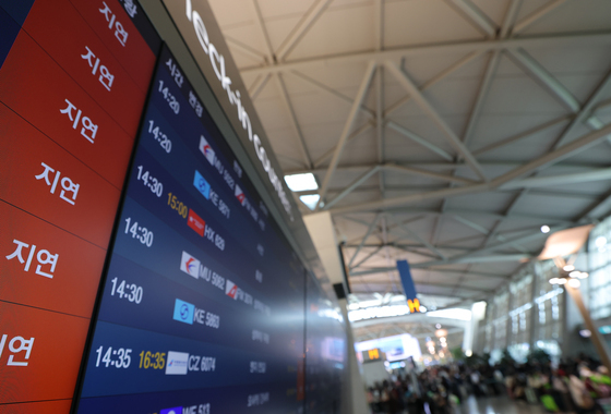 항공사 네트워크 먹통에 인천공항 출국장 혼란