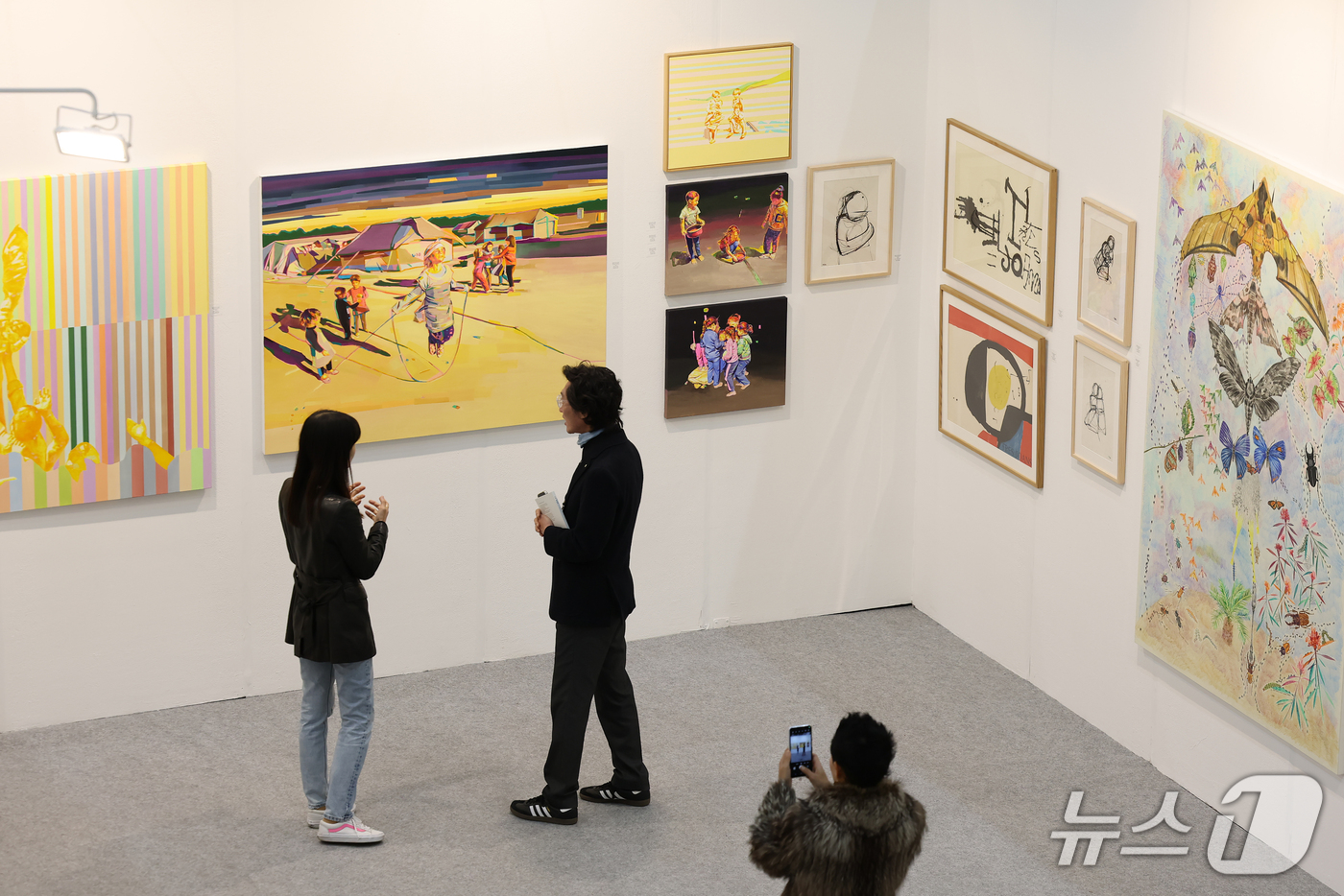 (대구=뉴스1) 공정식 기자 = 30일 대구 북구 엑스코에서 열린 '2026 대구아트스퀘어'를 찾은 국내외 컬렉터와 미술 관계자, 일반 관람객 등이 작품을 감상하고 있다. 다음 달 …