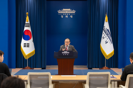 靑 "北 MDL 철책, 정전협정 위반 시설물…국경선으로 인정 안 해"