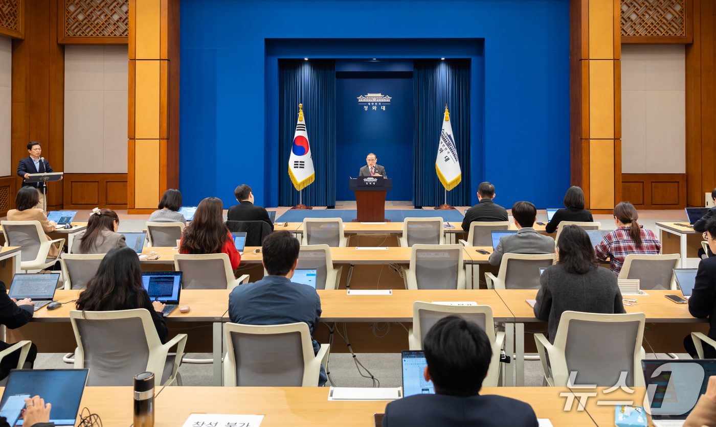 (서울=뉴스1) 허경 기자 = 위성락 국가안보실장이 30일 청와대 춘추관에서 현안 관련 브리핑을 하고 있다 . (청와대 제공. 재판매 및 DB 금지)  2026.10.30/뉴스1