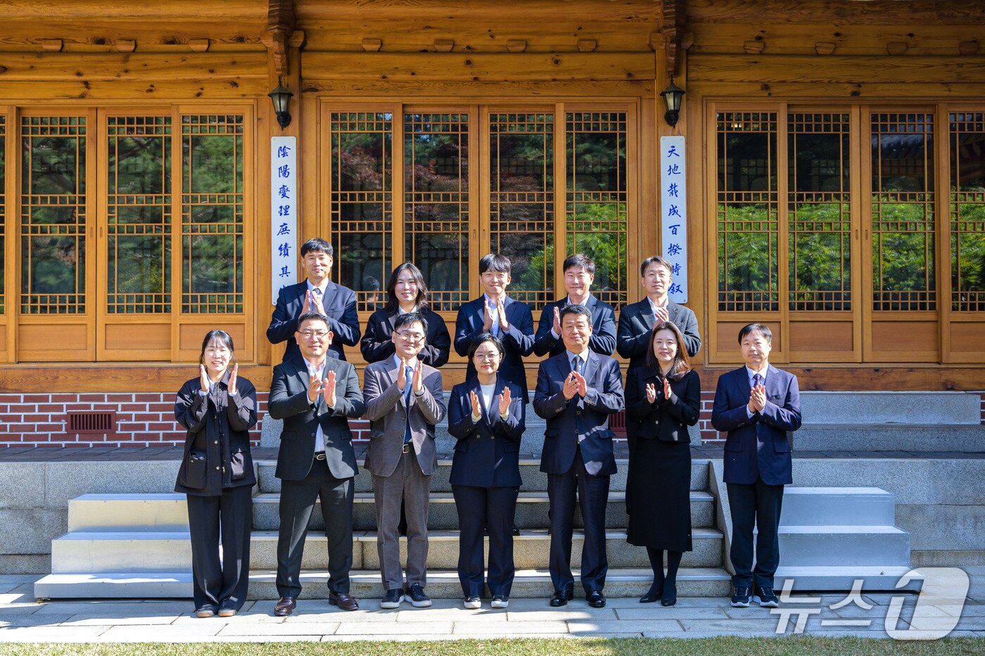 본문 이미지 - 한성숙 국무총리가 30일 서울 종로구 삼청동 총리공관에서 진행된 민생침해범죄 유공자 격려 오찬 간담회에 앞서 기념촬영을 하고 있다. (총리실 제공. 재판매 및 DB 금지)