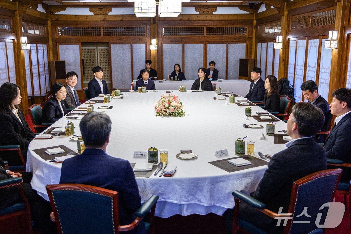 본문 이미지 - 한성숙 국무총리가 30일 서울 종로구 삼청동 총리공관에서 열린 민생침해범죄 유공자 격려 오찬 간담회에서 참석자들을 격려하고 있다. (국무총리실 제공. 재판매 및 DB 금지) 2026.10.30 ⓒ 뉴스1