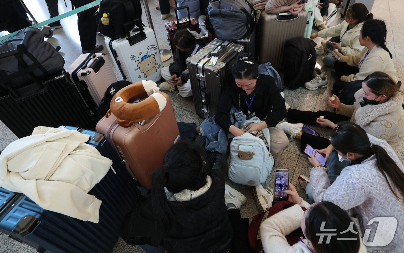 본문 이미지 - 인천국제공항 항공사 네트워크에서 일부 장애가 발생해 출국 수속 절차에 차질이 빚어진 30일 오후 인천국제공항 제1여객터미널 체크인 카운터에서 탑승객들이 출국 수속을 위해 대기하고 있다. 2026.10.30 ⓒ 뉴스1 권현진 기자