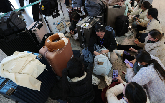 항공사 네트워크 먹통에 인천공항 출국장 혼란