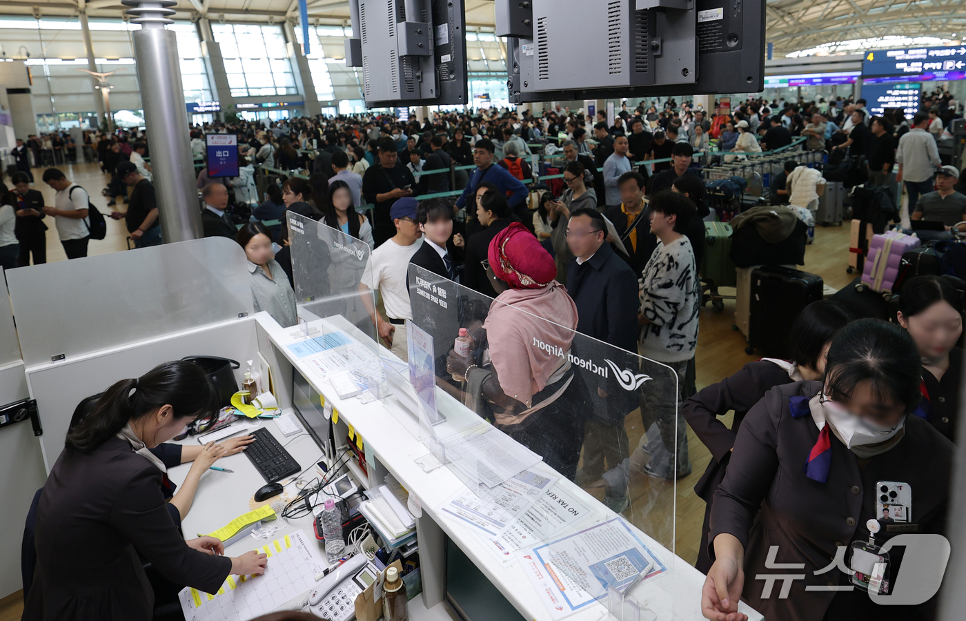 (인천공항=뉴스1) 권현진 기자 = 인천국제공항 항공사 네트워크에서 일부 장애가 발생해 출국 수속 절차에 차질이 빚어진 30일 오후 인천국제공항 제1여객터미널 체크인 카운터에서 탑 …