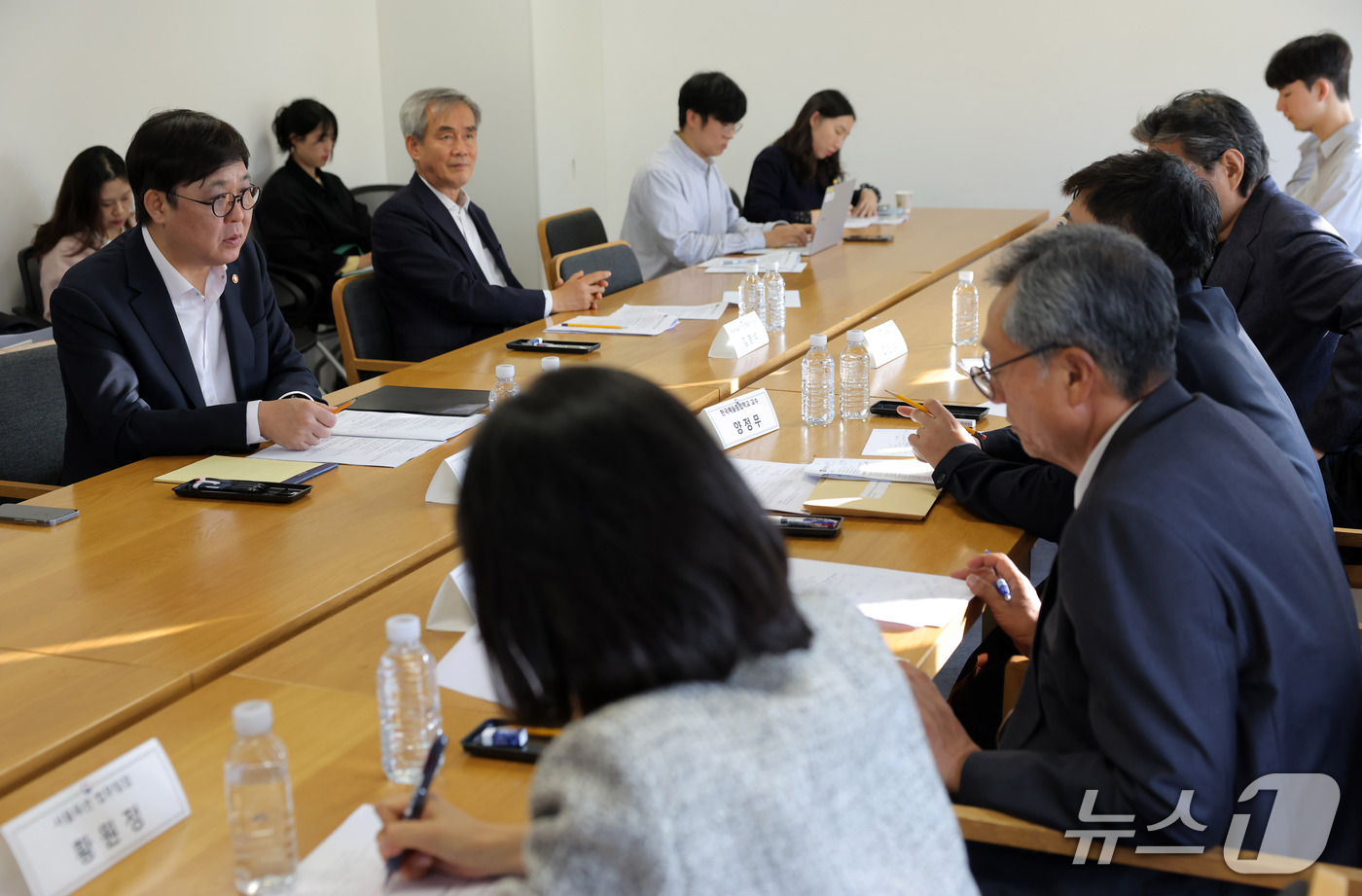 (서울=뉴스1) = 최휘영 문화체육관광부 장관이 30일 서울 종로구 국립현대미술관 서울관에서 열린 문화예술정책자문위원회 미술 분과 제3차 회의를 주재하고 있다. (문화체육관광부 제 …