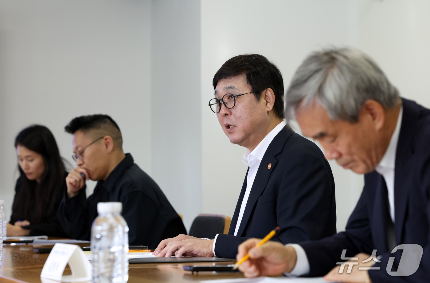 (서울=뉴스1) = 최휘영 문화체육관광부 장관이 30일 서울 종로구 국립현대미술관 서울관에서 열린 문화예술정책자문위원회 미술 분과 제3차 회의를 주재하고 있다. (문화체육관광부 제 …