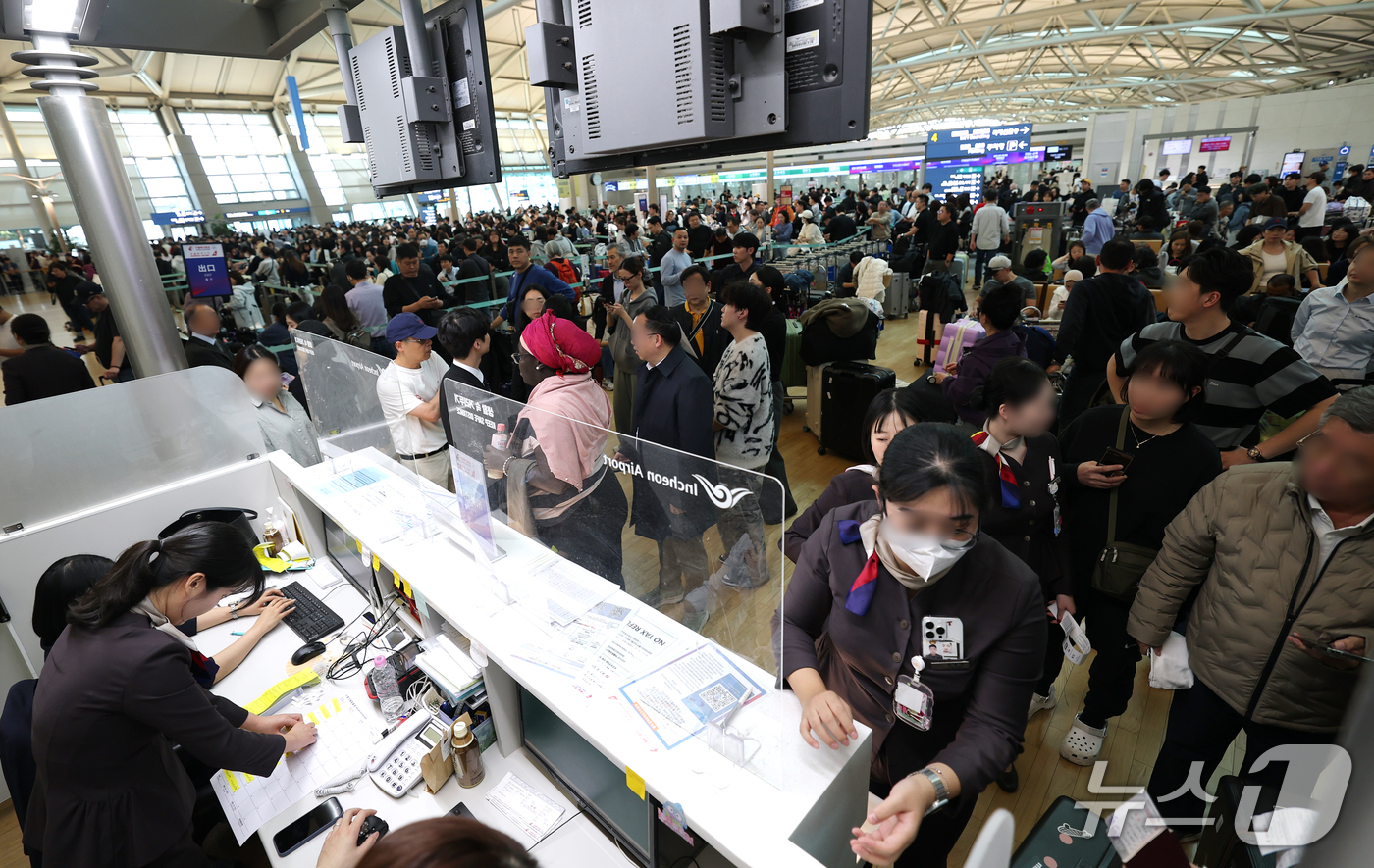 (인천공항=뉴스1) 권현진 기자 = 인천국제공항 항공사 네트워크에서 일부 장애가 발생해 출국 수속 절차에 차질이 빚어진 30일 오후 인천국제공항 제1여객터미널 체크인 카운터에서 탑 …