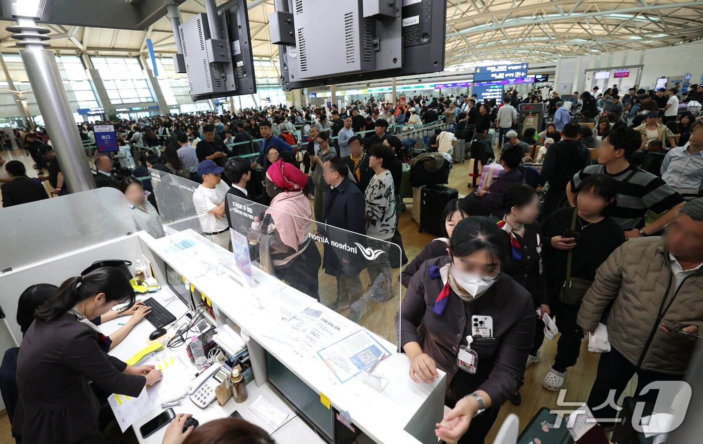 본문 이미지 - 인천국제공항 항공사 네트워크에서 일부 장애가 발생해 출국 수속 절차에 차질이 빚어진 30일 오후 인천국제공항 제1여객터미널 체크인 카운터에서 탑승객들이 출국 수속을 위해 대기하고 있다. 2026.10.30 ⓒ 뉴스1 권현진 기자