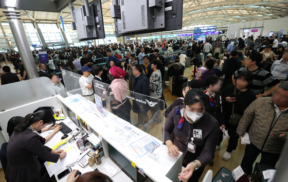 인천공항 체크인 지연…출국 앞둔 여행객 불편
