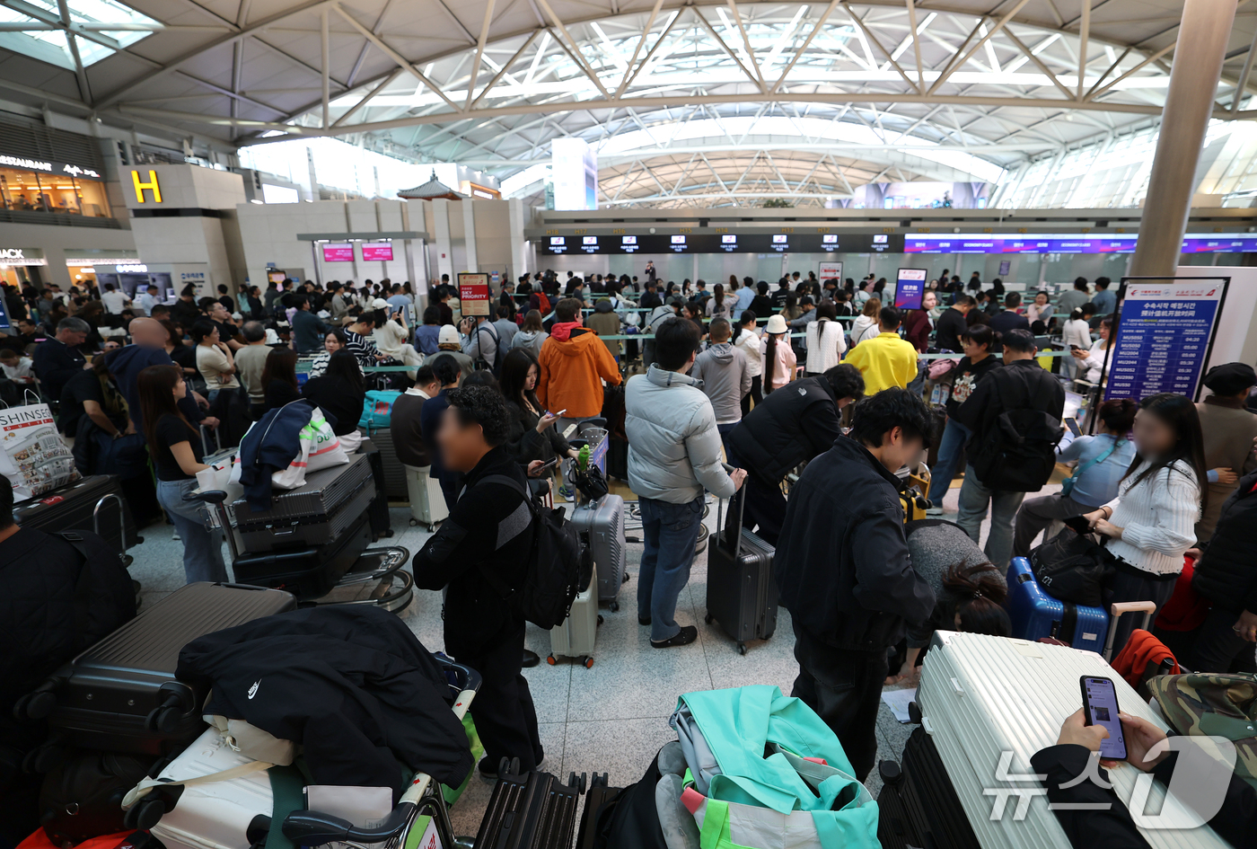 (인천공항=뉴스1) 권현진 기자 = 인천국제공항 항공사 네트워크에서 일부 장애가 발생해 출국 수속 절차에 차질이 빚어진 30일 오후 인천국제공항 제1여객터미널 체크인 카운터에서 탑 …