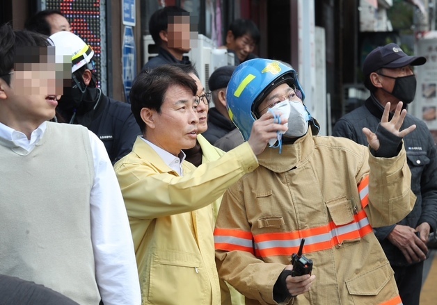 전문학 대전 서구청장 갈마동 화재 현장 찾아…"주민 안전 총력"