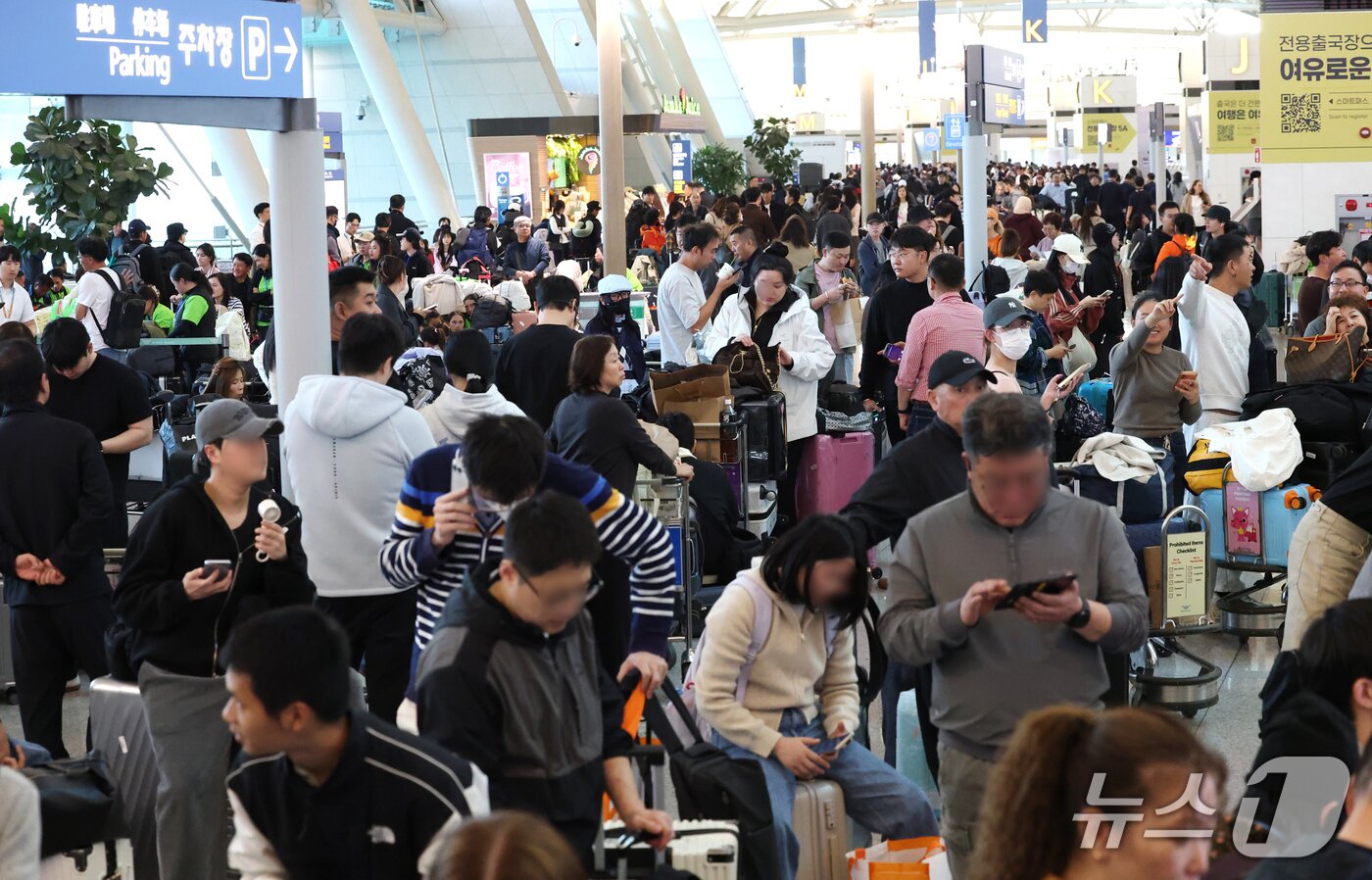 본문 이미지 - 인천국제공항 항공사 네트워크에서 일부 장애가 발생해 출국 수속 절차에 차질이 빚어진 30일 오후 인천국제공항 제1여객터미널 체크인 카운터에서 탑승객들이 출국 수속을 위해 대기하고 있다. 2026.10.30 ⓒ 뉴스1 권현진 기자