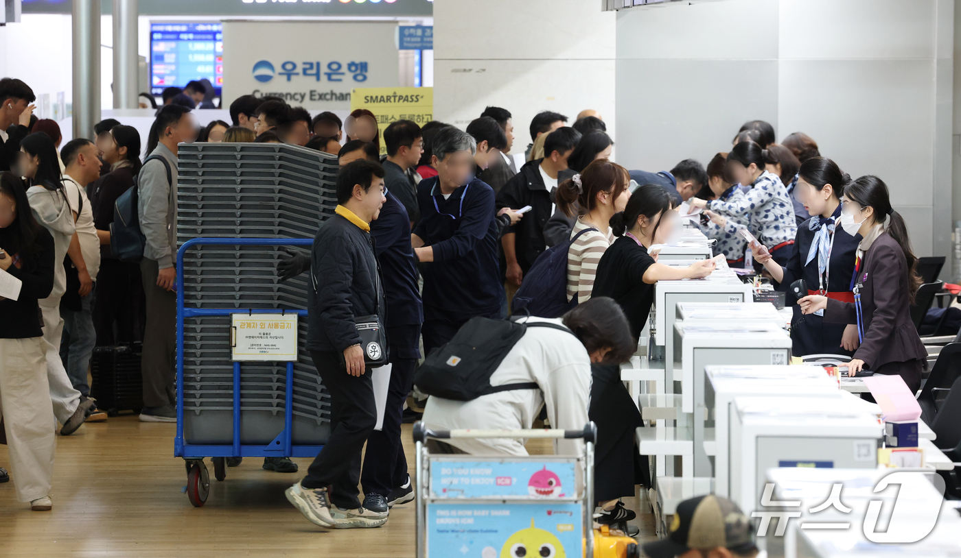 (인천공항=뉴스1) 권현진 기자 = 인천국제공항 항공사 네트워크에서 일부 장애가 발생해 출국 수속 절차에 차질이 빚어진 30일 오후 인천국제공항 제1여객터미널 체크인 카운터에서 탑 …