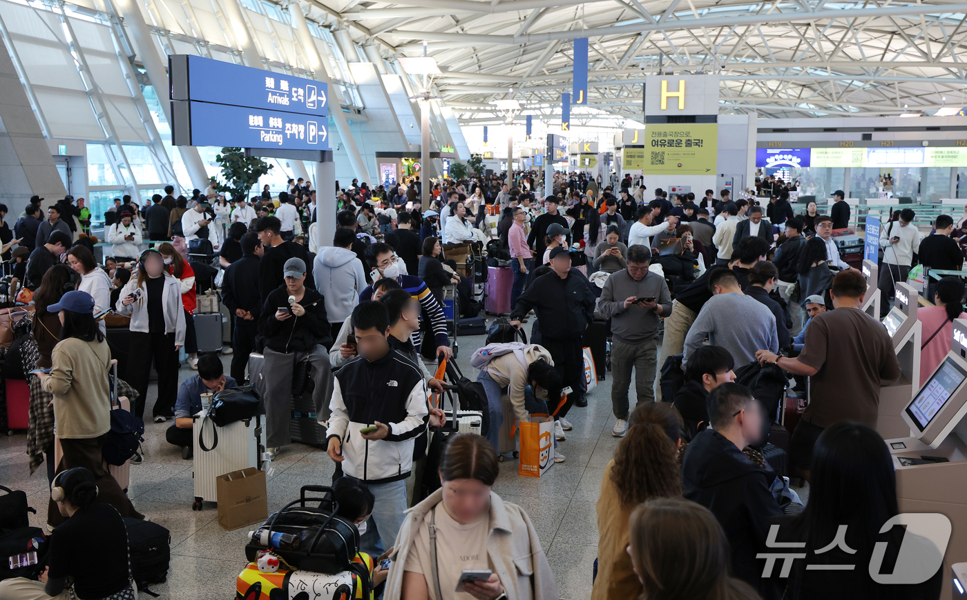 (인천공항=뉴스1) 권현진 기자 = 인천국제공항 항공사 네트워크에서 일부 장애가 발생해 출국 수속 절차에 차질이 빚어진 30일 오후 인천국제공항 제1여객터미널 체크인 카운터에서 탑 …