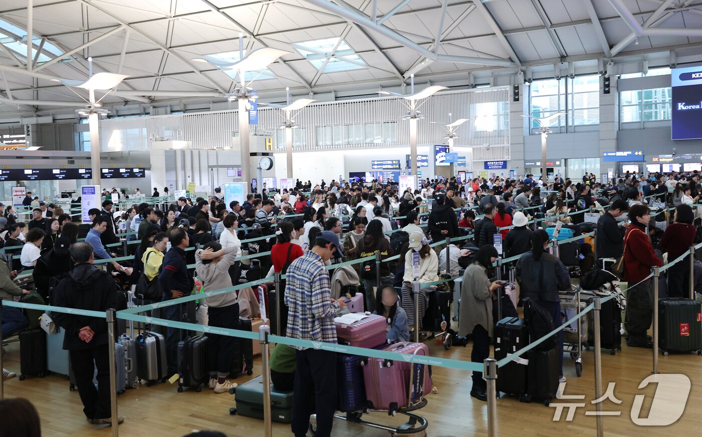 본문 이미지 - 인천국제공항 항공사 네트워크에서 일부 장애가 발생해 출국 수속 절차에 차질이 빚어진 30일 오후 인천국제공항 제1여객터미널 체크인 카운터에서 탑승객들이 출국 수속을 위해 대기하고 있다. 2026.10.30 ⓒ 뉴스1 권현진 기자