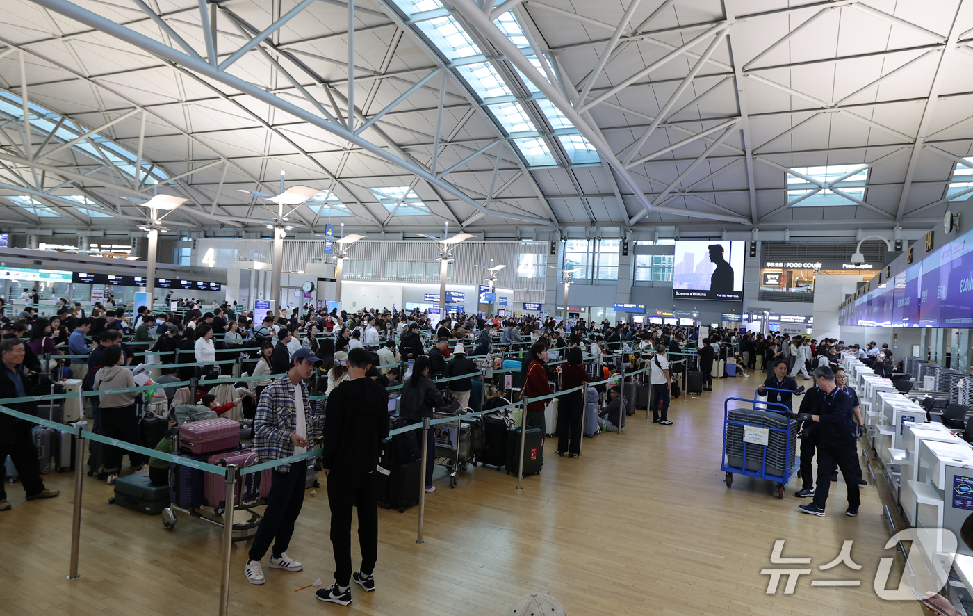 (인천공항=뉴스1) 권현진 기자 = 인천국제공항 항공사 네트워크에서 일부 장애가 발생해 출국 수속 절차에 차질이 빚어진 30일 오후 인천국제공항 제1여객터미널 체크인 카운터에서 탑 …