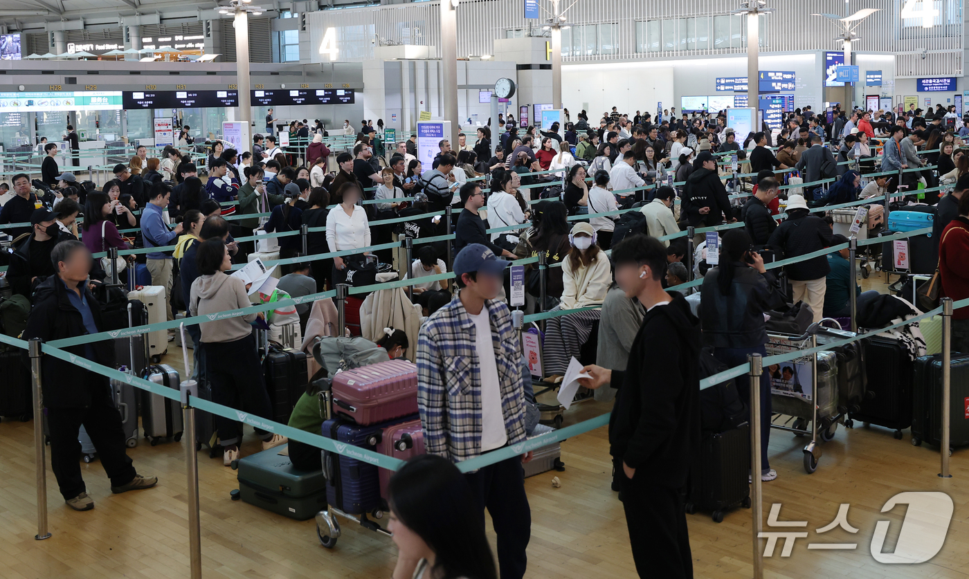 (인천공항=뉴스1) 권현진 기자 = 인천국제공항 항공사 네트워크에서 일부 장애가 발생해 출국 수속 절차에 차질이 빚어진 30일 오후 인천국제공항 제1여객터미널 체크인 카운터에서 탑 …
