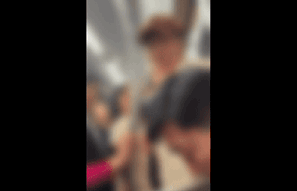 약자석 여승객 폭행한 70대…여직원 보고 웃더니 휘발유 콸콸[주간HIT영상]