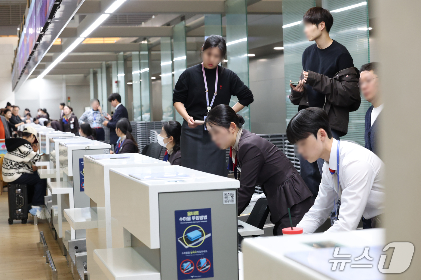 (인천공항=뉴스1) 권현진 기자 = 인천국제공항 항공사 네트워크에서 일부 장애가 발생해 출국 수속 절차에 차질이 빚어진 30일 오후 인천국제공항 제1여객터미널 출국카운터에서 직원들 …