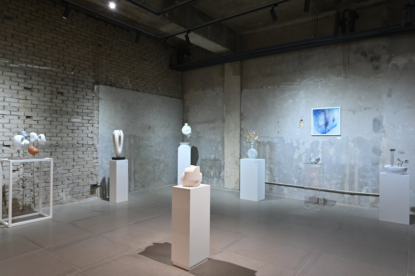 본문 이미지 - '평면을 지나 입체로' 展 전시 전경 (스페이스 단 제공)