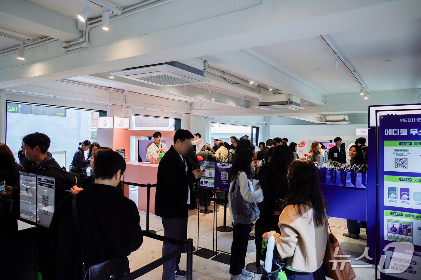 본문 이미지 - 30일 서울 성수동 앤더슨씨에서 열린 '넾페스타' 행사에서 방문객들이 부스를 둘러보고 있다. (네이버 제공, 재판매 및 DB 금지)