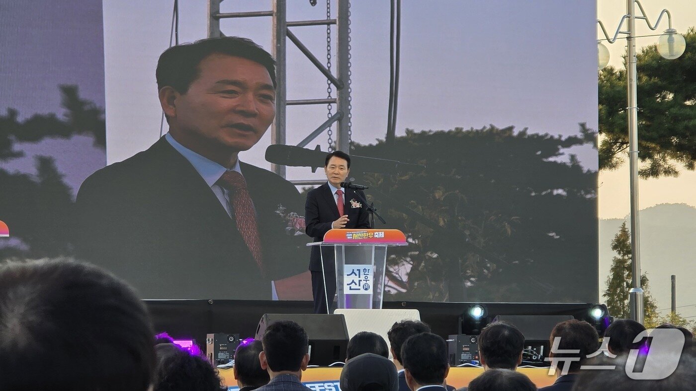 본문 이미지 - 성일종 국민의힘 국회의원(충남 서산·태안)이 30일 충남 서산축산종합센터에서 열린 '제6회 서산한우축제' 개막식에서 축사를 하고 있다.ⓒ 뉴스1 김태완 기자