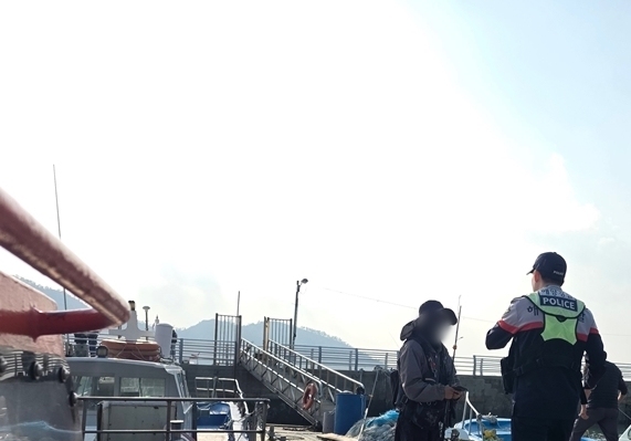 물때 놓쳐 군산 선유도 몽돌해변 갯바위 고립…해경, 20대 낚시객 구조
