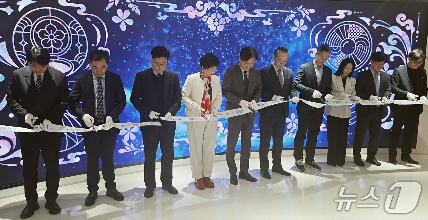 본문 이미지 - 30일 중국 베이징 주중한국문화원에서 열린 글로벌 K-존 '광화동' 개소식에서 참석자들이 테이프 커팅을 하고 있다. 2026.10.30 ⓒ뉴스1 노민호 특파원