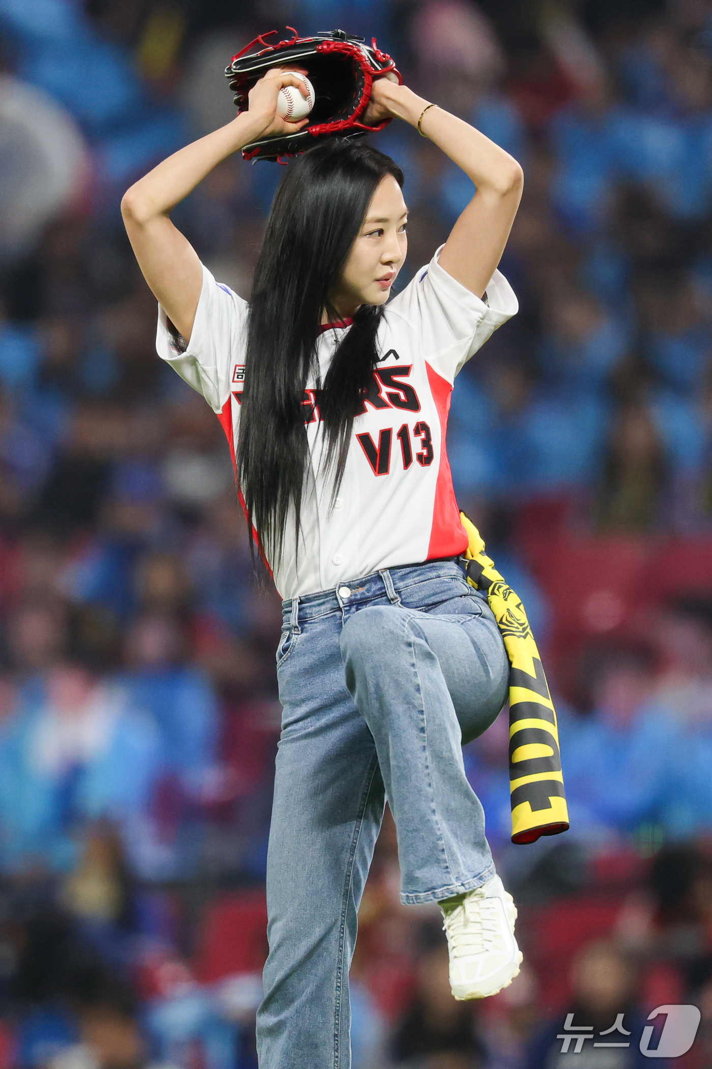 (전남광주=뉴스1) 안은나 기자 = 배우 김다솜이 30일 전남광주 북구 광주기아챔피언스필드에서 프로야구 2026 신한 SOL KBO 포스트시즌 플레이오프 4차전 삼성 라이온즈와 K …