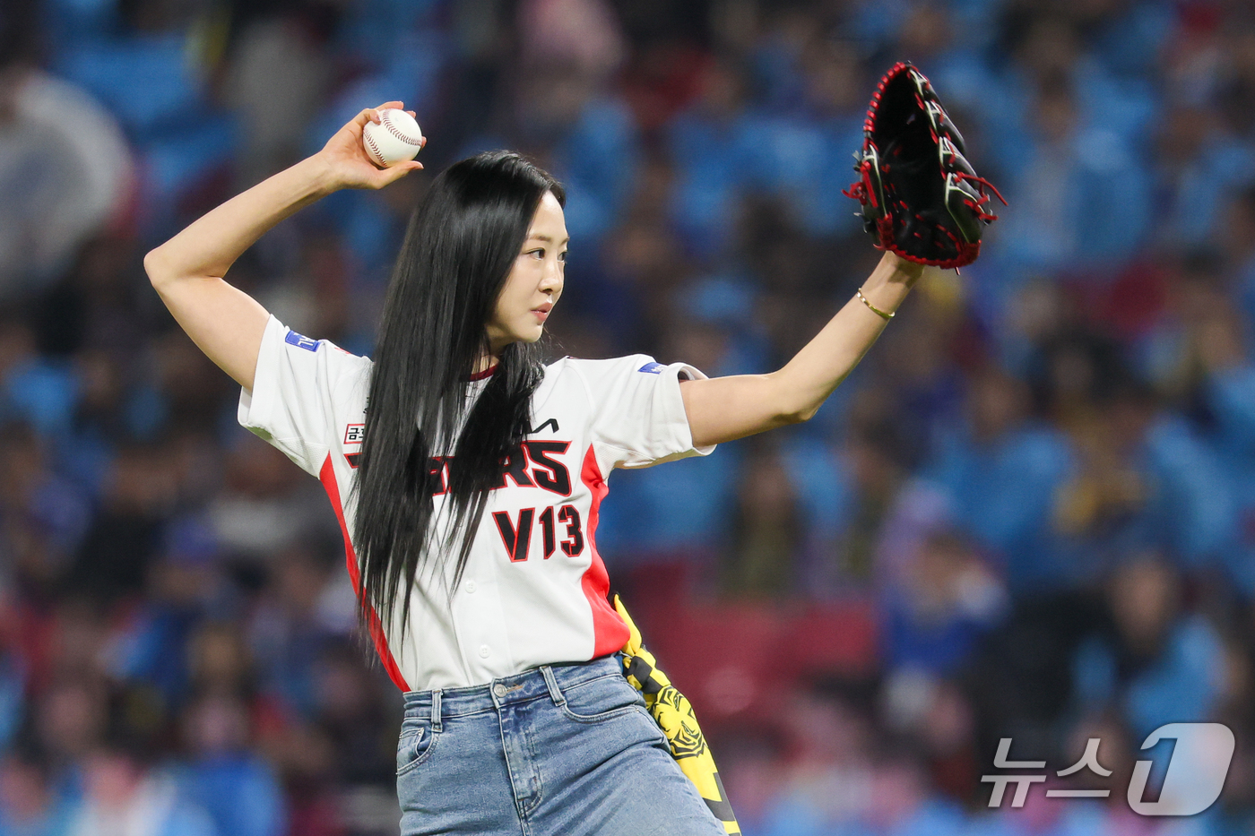 (전남광주=뉴스1) 안은나 기자 = 배우 김다솜이 30일 전남광주 북구 광주기아챔피언스필드에서 프로야구 2026 신한 SOL KBO 포스트시즌 플레이오프 4차전 삼성 라이온즈와 K …