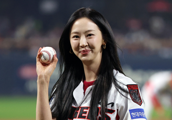 김다솜, 시구 잘 마쳤어요!