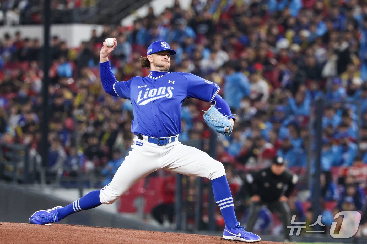 본문 이미지 - 30일 전남광주 북구 광주기아챔피언스필드에서 열린 프로야구 2026 신한 SOL KBO 포스트시즌 플레이오프 4차전 삼성 라이온즈와 KIA 타이거즈의 경기, 삼성 선발 페덱이 역투하고 있다. 2026.10.30 ⓒ 뉴스1 안은나 기자