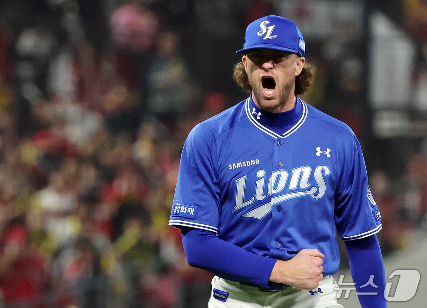 본문 이미지 - 30일 오후 전남광주 기아챔피언스필드에서 열린 프로야구 2026 신한 SOL KBO 포스트시즌 플레이오프 4차전 삼성 라이온즈와 KIA 타이거즈의 경기, 삼성 선발 페덱이 3회말 1사 1루 상황 KIA 박재현을 삼진으로 잡은 후 포효하고 있다. 2026.10.30 ⓒ 뉴스1 김진환 기자
