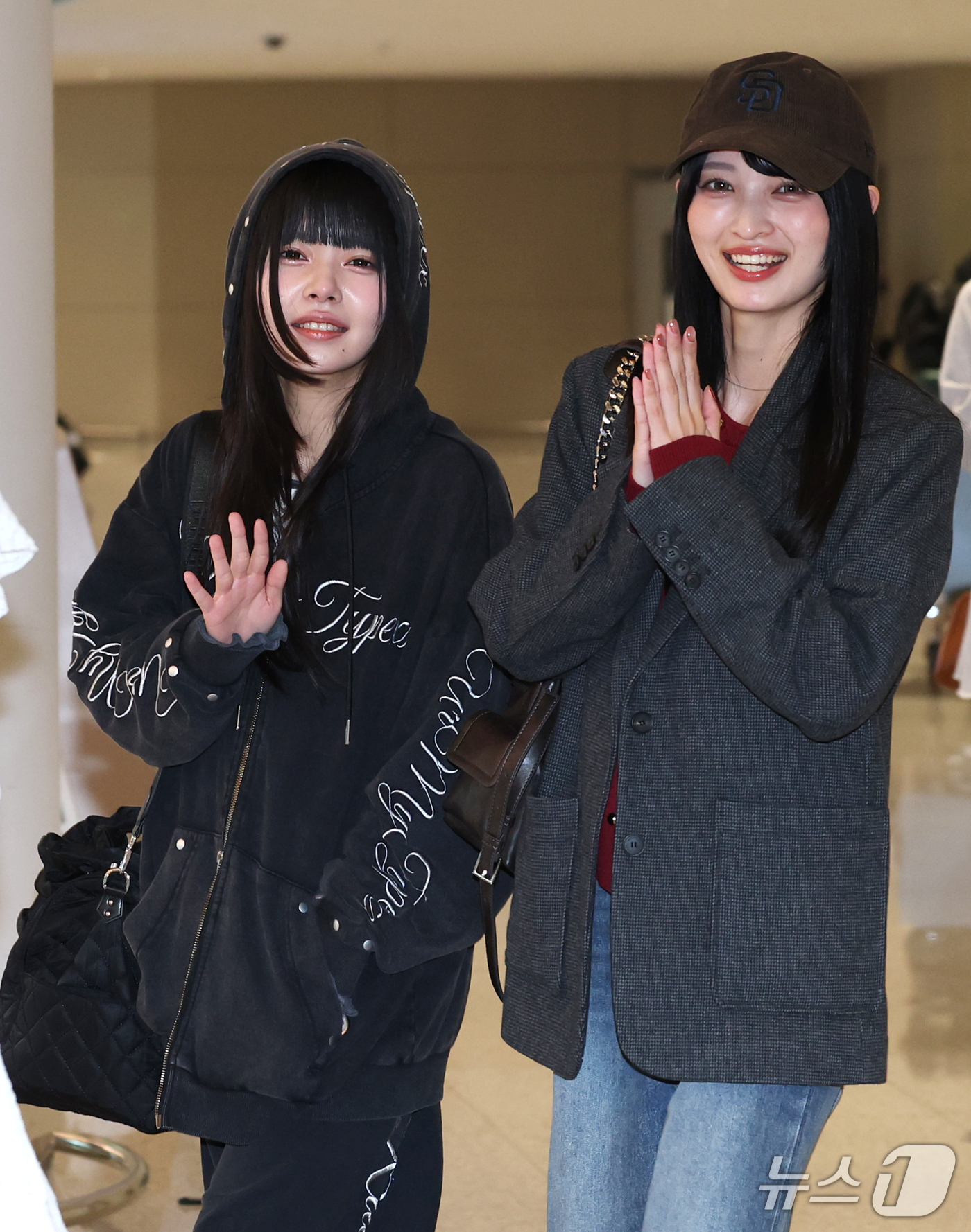 (인천공항=뉴스1) 권현진 기자 = 일본 걸그룹 화이트 스콜피온(WHITE SCORPION) 나츠와 아리(오른쪽)가 30일 인천국제공항을 통해 입국하고 있다.화이트 스콜피온은 AK …