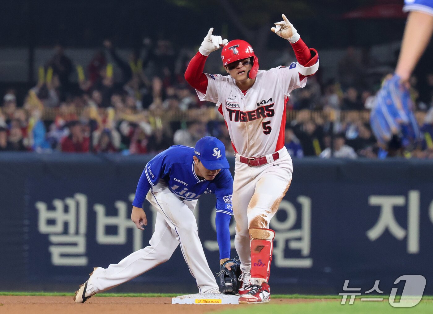 본문 이미지 - 30일 전남광주 북구 광주기아챔피언스필드에서 열린 프로야구 2026 신한 SOL KBO 포스트시즌 플레이오프 4차전 삼성 라이온즈와 KIA 타이거즈의 경기, 4회말 KIA 김도영이 2루타를 날린 뒤 2루에 안착하고 있다. 2026.10.30 ⓒ 뉴스1 안은나 기자