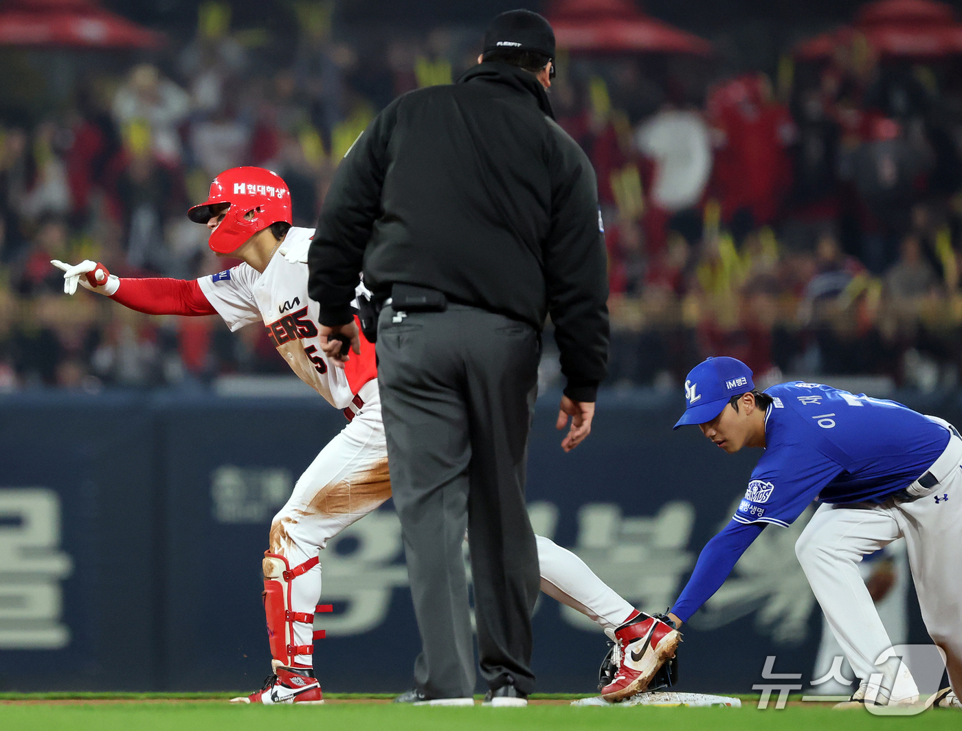 (전남광주=뉴스1) 김진환 기자 = 30일 오후 전남광주 기아챔피언스필드에서 열린 프로야구 2026 신한 SOL KBO 포스트시즌 플레이오프 4차전 삼성 라이온즈와 KIA 타이거즈 …